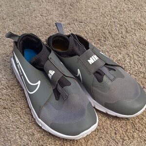 Nike Boys Gray Flex Runner Sneakers size US 5